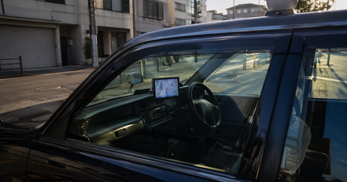 乗務前のタクシー車内とナビ画面の様子