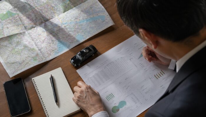 タクシーの働き方や条件を比較して考える様子のデスク風景