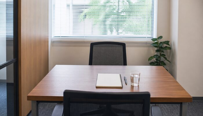 面談や求人説明を想起させるシンプルな打ち合わせテーブル