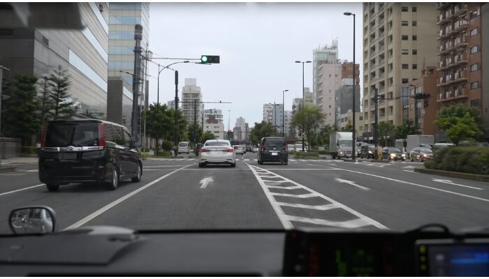 タクシー運転席から見た都市道路の分岐と走行風景
