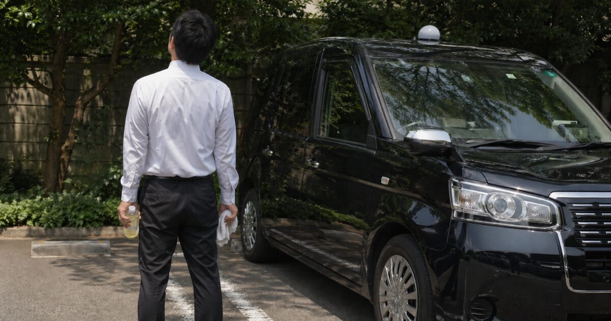 タクシー運転手に向いているかを考える40代男性の後ろ姿