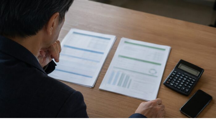 タクシー会社の条件を比較しながら検討している様子