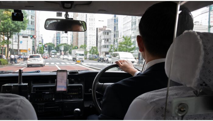 実車率や時間帯を意識して営業するタクシードライバーの後ろ姿