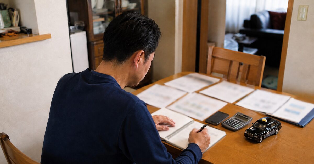タクシー転職サービスの評判を登録前に確認する40代男性の後ろ姿