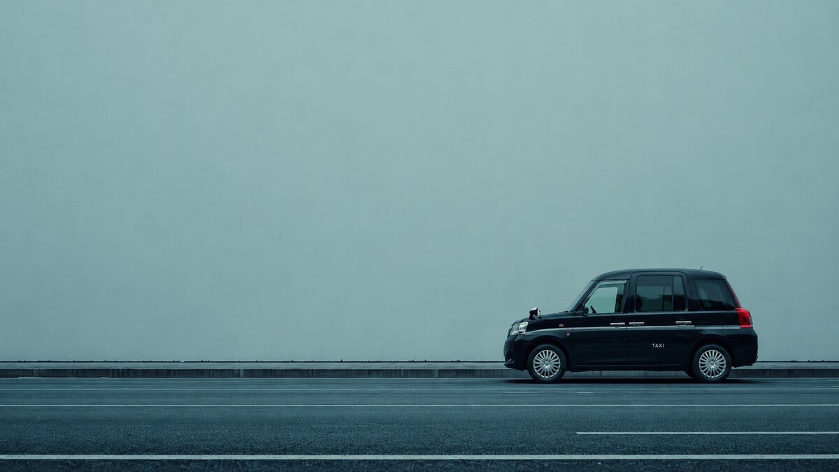 広い余白のある道路に停車しているジャパンタクシー