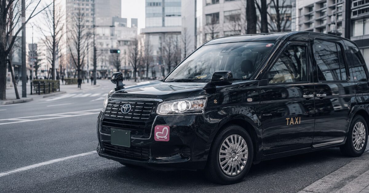 ビル街の道路に停まる昼間のジャパンタクシー